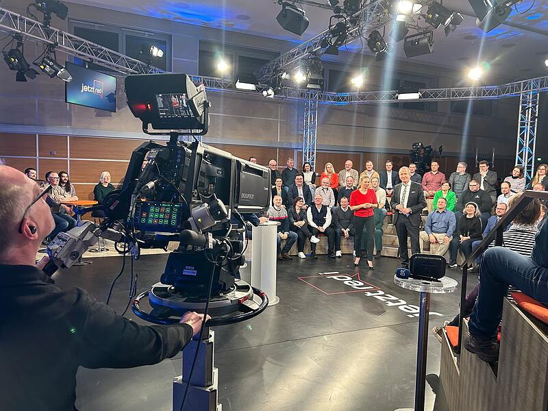 Die Sendung „Jetzt red i“ des Bayerischen Fernsehens kam am Mittwochabend live aus Bad Rodach im Landkreis Coburg - zu Gast war Ministerpräsident Markus SöderJetzt red i mit Markus Söder in Bad Rodach Die Sendung „Jetzt red i“ des Bayerischen Fernsehens kam am Mittwochabend live aus Bad Rodach im Landkreis Coburg - zu Gast war Ministerpräsident Markus Söder
