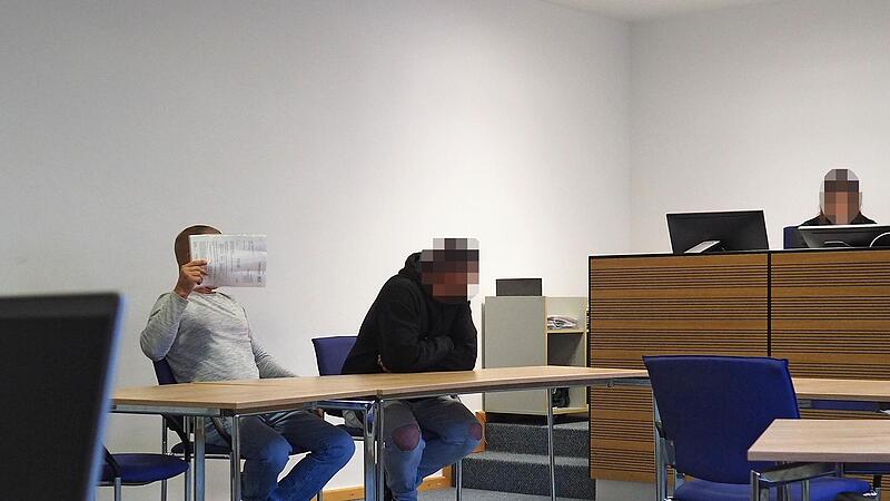 Weil sie verbotene verfassungsfeindliche Slogans von sich gegeben haben und Polizeibeamte massiv beleidigten, m&uuml;ssen sich zwei M&auml;nner aus der rechten Szene am Mittwoch vor dem Amtsgericht Coburg verantworten. Der Vorfall ereignete sich im Septembe...