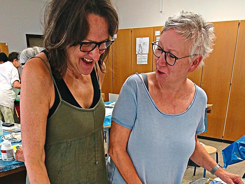 Im Workshop unter Leitung der Bayreuther K&uuml;nstlerin Margit Rehner (rechts) kann man malerisch der Fantasie freien Lauf lassen.