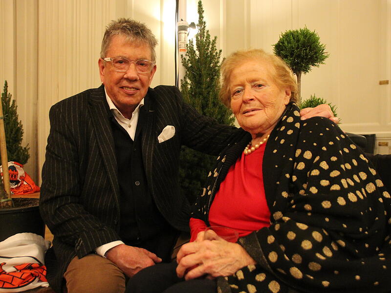 Maler Lothar G&auml;rtner und die fr&uuml;here B&uuml;rgermeisterin Johanna Keul auf dem Neujahrsempfang der Stadt
