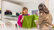 Petra Dietzel, Inhaberin von La Boutique in Forchheim, bedient eine Kundin.
