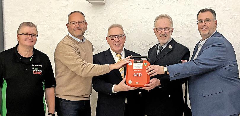&Uuml;bergabe des neuen Defibrillators: im Bild (von links) Hermann Krisch von der Erste-Hilfe-Schule Oberfranken, Frank Kaiser, Harald H&uuml;bner, Fred Sadel und Bj&ouml;rn Sommerer.