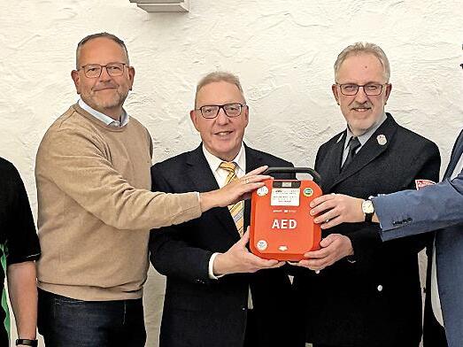 &Uuml;bergabe des neuen Defibrillators: im Bild (von links) Hermann Krisch von der Erste-Hilfe-Schule Oberfranken, Frank Kaiser, Harald H&uuml;bner, Fred Sadel und Bj&ouml;rn Sommerer.
