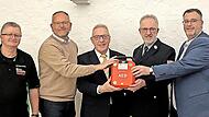 &Uuml;bergabe des neuen Defibrillators: im Bild (von links) Hermann Krisch von der Erste-Hilfe-Schule Oberfranken, Frank Kaiser, Harald H&uuml;bner, Fred Sadel und Bj&ouml;rn Sommerer.