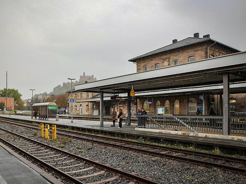 Der Kulmbacher Bahnhof müsste saniert und barrierefrei ausgebaut werden – die Stadt nimmt dafür jetzt einen neuen Anlauf.