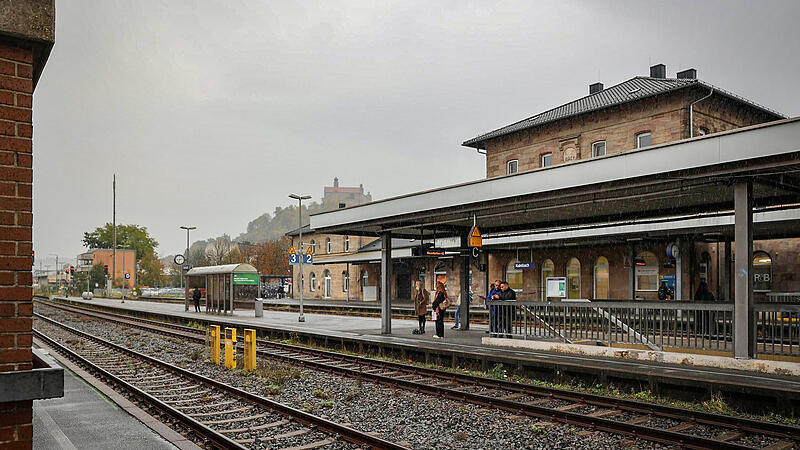 Der Kulmbacher Bahnhof m&uuml;sste saniert und barrierefrei ausgebaut werden &ndash; die Stadt nimmt daf&uuml;r jetzt einen neuen Anlauf.