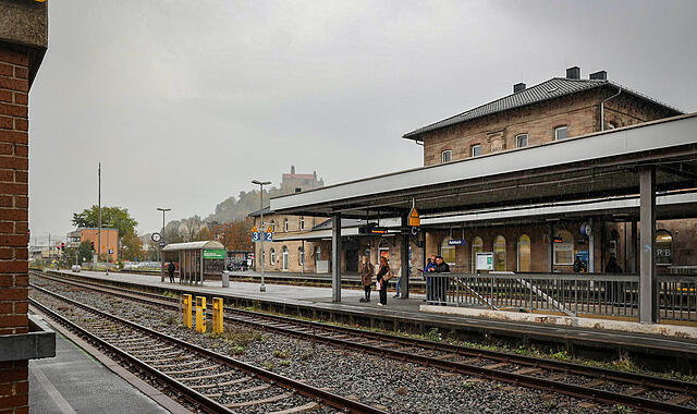 Der Kulmbacher Bahnhof müsste saniert und barrierefrei ausgebaut werden – die Stadt nimmt dafür jetzt einen neuen Anlauf.