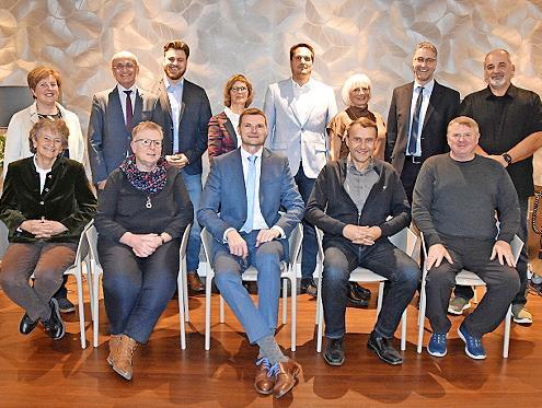 Landrat Wilhelm Schneider bedankte sich bei allen Mitarbeiterinnen und Mitarbeitern, die im vergangenen Jahr ihr Dienstjubiläum feiern konnten. Auch Geschäftsleiter Marcus Fröhlich, Joshua Pöhlmann (Arbeitsbereichsleiter Personalwesen) und Persona...