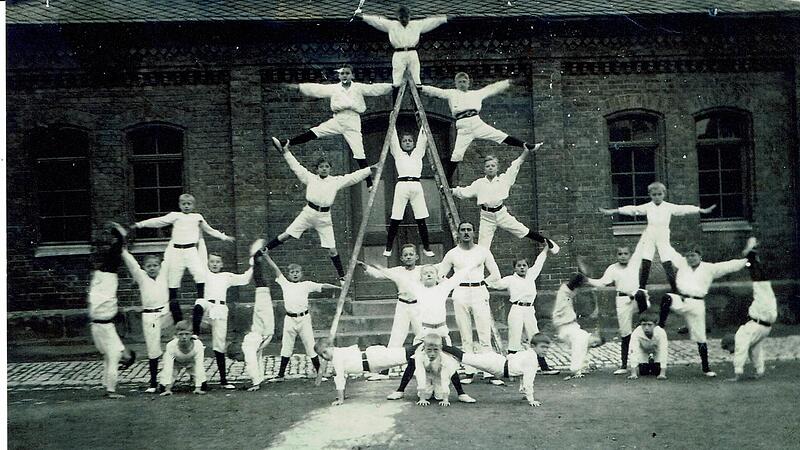 Dieses Bild stammt von 1923: Turner des TV 1848 Coburg haben sich vor der Angerturnhalle zu einer Pyramide aufgetürmt. Dieses Bild stammt von 1923: Turner des TV 1848 Coburg haben sich vor der Angerturnhalle zu einer Pyramide aufgetürmt.