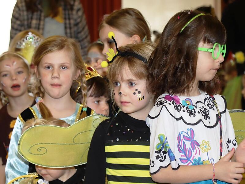 Beim Luftballonspiel während des Kinderfaschings des Jugendarbeitskreises der Katholischen Pfarrei St. Martin im Weismainer Kolpinghaus2024 Kinderfasching Landkreis