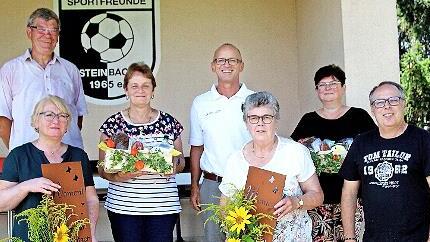 Seit &uuml;ber 25 Jahren arbeiten sie in der K&uuml;che (von links): Christiane R&uuml;ttinger, Maritta Virnek&auml;s, Hilde Virnek&auml;s und Birgit Hofmann; mit Martin Tully (rechts), G&uuml;nther Jackl und Rudi Fuchs (links).
