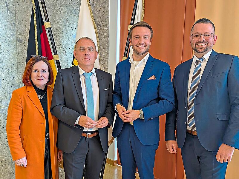 Unser Bild zeigt Landrat Jonas Gleich (Zweiter von rechts) mit seinen Stellvertretern (von links) Christina Flauder (WGK), Alexander Wunderlich (CSU) und Jochen Bergmann (FW). Die SPD hat das Verfahren beanstandet, mit dem Christina Flauder und Jo... Unser Bild zeigt Landrat Jonas Gleich (Zweiter von rechts) mit seinen Stellvertretern (von links) Christina Flauder (WGK), Alexander Wunderlich (CSU) und Jochen Bergmann (FW). Die SPD hat das Verfahren beanstandet, mit dem Christina Flauder und Jo...