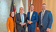 Unser Bild zeigt Landrat Jonas Gleich (Zweiter von rechts) mit seinen Stellvertretern (von links) Christina Flauder (WGK), Alexander Wunderlich (CSU) und Jochen Bergmann (FW). Die SPD hat das Verfahren beanstandet, mit dem Christina Flauder und Jo...