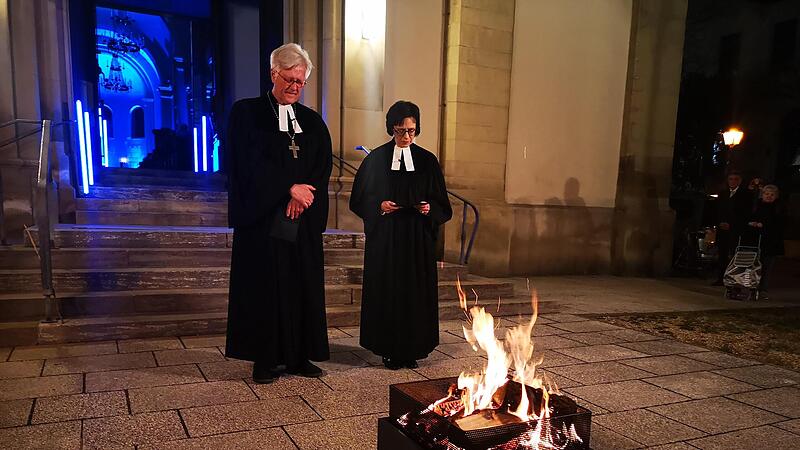 Beginn der Osterliturgie am Osterfeuer vor der Kirche.