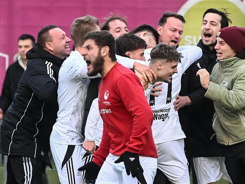 Coburger Jubel: Gerade hat Ricardo König das 4:3 für den FC Coburg gegen den SC Großschwarzenlohe erzielt.