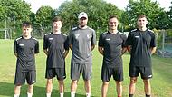 Trainer Jan Gernlein (Mitte) mit den Neuzugängen (von links) Nico Baumgartl (eigene Jugend), Luca Auer (1. FC Nürnberg U19), Andreas Mahr (FC Lichtenfels) und Patrick Görtler (ATSV Erlangen).