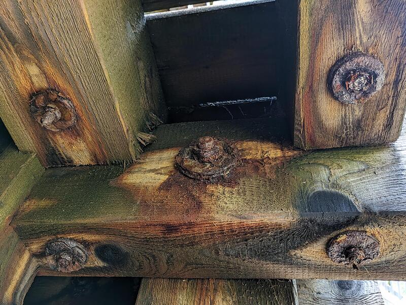 Die Stahlverbindungen am Gradierbau haben nicht allzu lange gehalten.