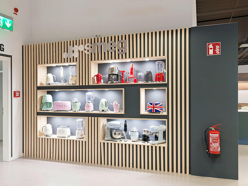 STARKK&uuml;chen Musterk&uuml;chen mit Smeg-Regal 2412