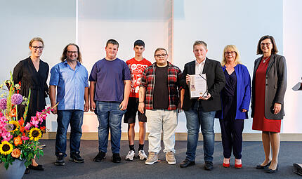 Ilse Aigner (rechts), Pr&auml;sidentin des Bayerischen Landtags &uuml;berreichte den Sch&uuml;lern der Klasse BVJ Holz der Adolph-Kolping-Berufsschule den Preis und die Urkunden f&uuml;r das von ihnen entworfene Escape-Spiel.