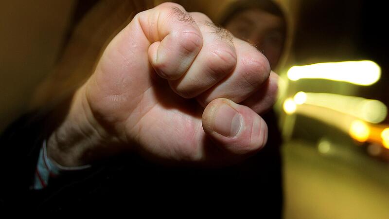 Erlangen: Fünf gegen einen - 42-Jähriger brutal angegriffen Erlangen: Fünf gegen einen - 42-Jähriger brutal angegriffen
