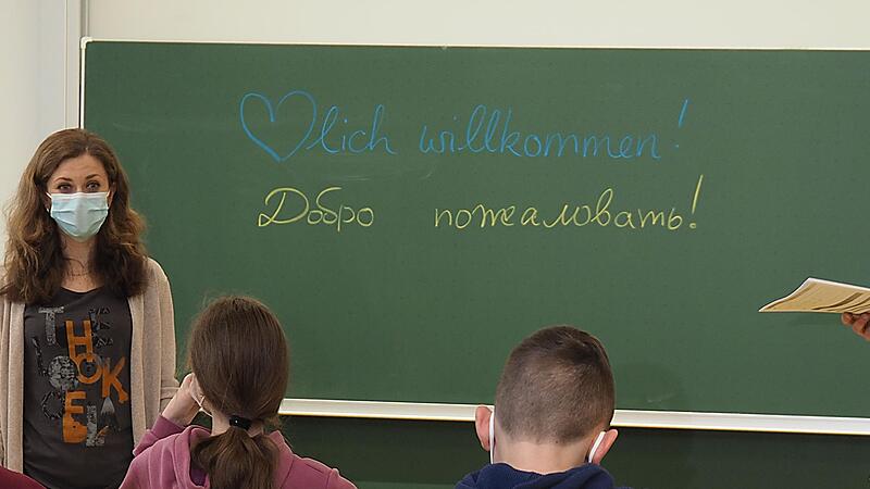 Ankommen im neuen Schulalltag: Mathematik- und Musiklehrerin Natalie Wittstein (links) &uuml;bersetzt, Christine Jauch (rechts) &uuml;bernimmt den Deutschunterricht.