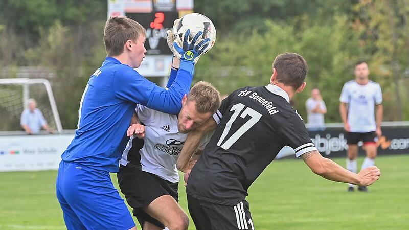 Der Meederer Abwehrspieler Steve Domann wird in dieser Szene förmlich von Meeders Torwart Leonhard Eckardt und dem Sonnefelder Spielertrainer Patrick Schwesinger „eingequetscht“.