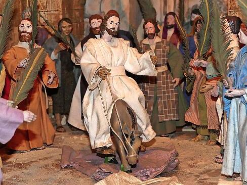 Palmsonntag: Einzug Jesu in Jerusalem auf einem Esel. Das Volk jubelt ihm zu.