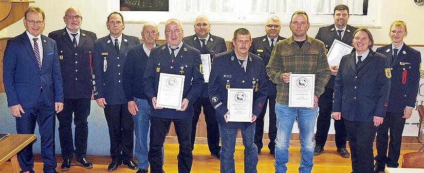 Die Feuerwehr Küps zeichnete treue Mitglieder aus.