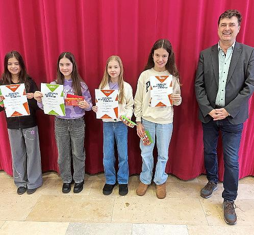 Magdalena Roßmann (2. von links) gewinnt den Vorlesewettbewerb. Hannah Metz, Amelie Seufert und Mila Beck sind Klassensiegerinnen. Rechts Schulleiter Peter Rottmann. Magdalena Roßmann (2. von links) gewinnt den Vorlesewettbewerb. Hannah Metz, Amelie Seufert und Mila Beck sind Klassensiegerinnen. Rechts Schulleiter Peter Rottmann.