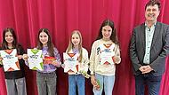 Magdalena Roßmann (2. von links) gewinnt den Vorlesewettbewerb. Hannah Metz, Amelie Seufert und Mila Beck sind Klassensiegerinnen. Rechts Schulleiter Peter Rottmann. Magdalena Roßmann (2. von links) gewinnt den Vorlesewettbewerb. Hannah Metz, Amelie Seufert und Mila Beck sind Klassensiegerinnen. Rechts Schulleiter Peter Rottmann.