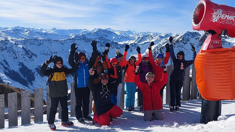 Jugendliche zusammen mit Skicampleiter Ralf Sauer (vorne Mitte) auf der Henne (2078 Meter) - einem der höchsten Gipfel im Skigebiet Saalbach-Hinterglemm.
