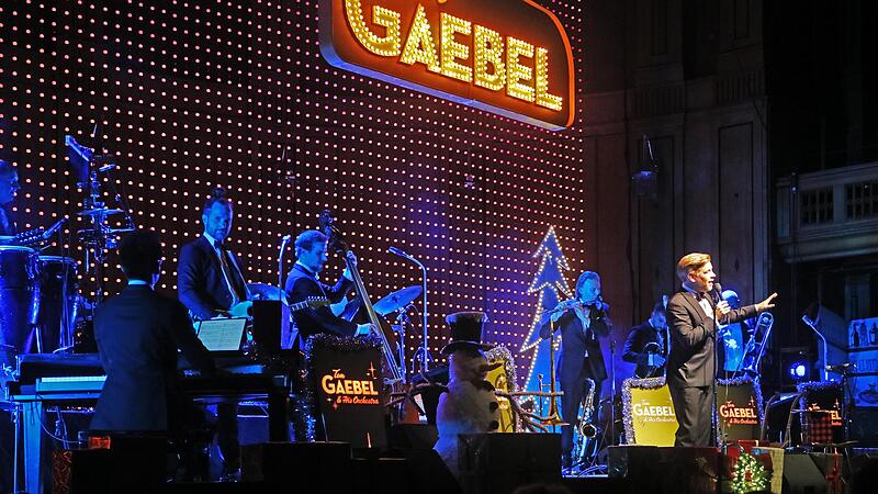 Tom Gaebel und sein Orchester verbreitete im Max-Littmann-Saal des Regentenbaus mit dem aktuellen Weihnachtsprogramm &bdquo;A Swinging Christmas&ldquo; richtig viel Weihnachtsstimmung.