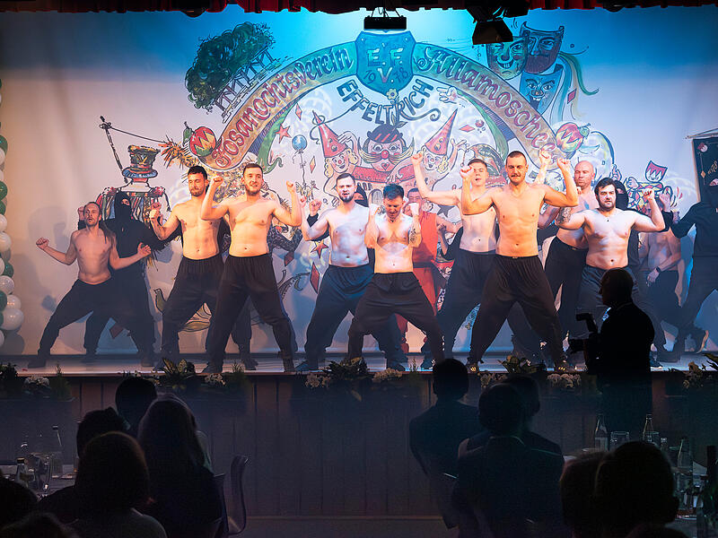Beim M&auml;nnerballett &bdquo;Ninja&ldquo; blieb es nicht bei Maske und Schwarz: Im Verlauf der Nummer wechselte die Truppe auf &bdquo;oben ohne&ldquo; &ndash; sehr zur Freude des Publikums.