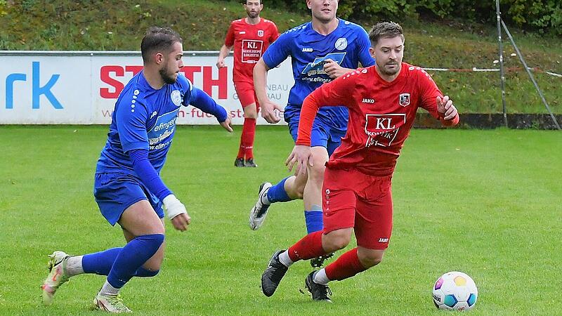Der Ausfall von Markus Mjalov (in Rot) trifft den abstiegsbedrohten FC Fuchsstadt hart, war er doch mit zehn Toren bester Torschütze der Kohlenberg-Elf. Der Ausfall von Markus Mjalov (in Rot) trifft den abstiegsbedrohten FC Fuchsstadt hart, war er doch mit zehn Toren bester Torschütze der Kohlenberg-Elf.
