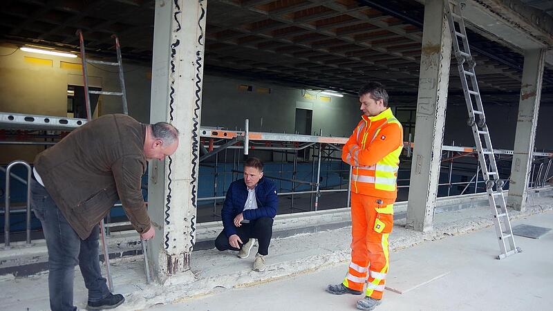 B&uuml;rgermeister Frank Jakob, Bauleiter Michael Will und Schulhausmeister Harald Wich bei der Besichtigung.