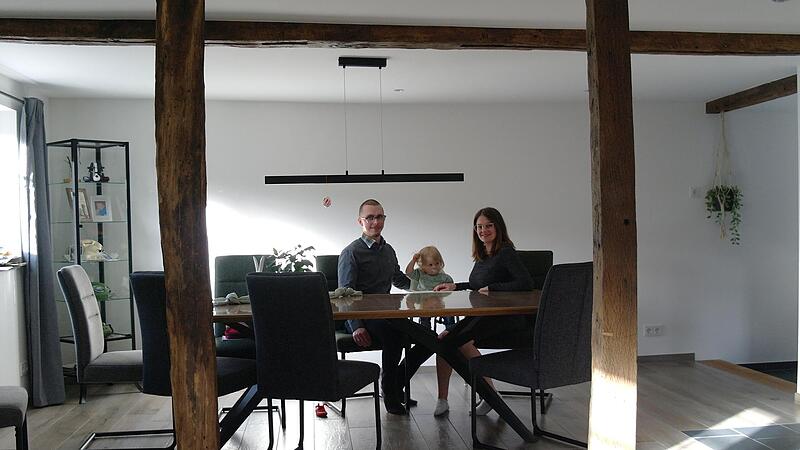 Emily und Manuel Weller und mit Hermine in ihrem Esszimmer: Das Paar hat ein altes Haus in Kothen saniert und dabeieinige &Uuml;berraschungen erlebt. Das kommunale F&ouml;rderprogramm der Gemeinde Motten war dabei eine kleine Hilfe.