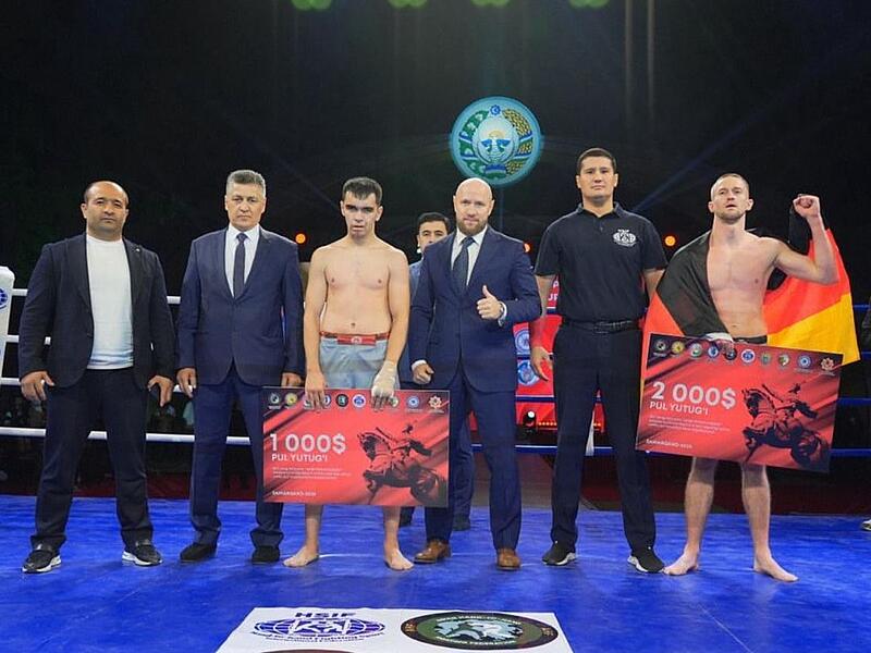 Unser Bild zeigt die Siegerehrung mit Nick Schander (vorne, rechts) sowie Trainer Adam Köpplin im Hintergrund (hinten, rechts).