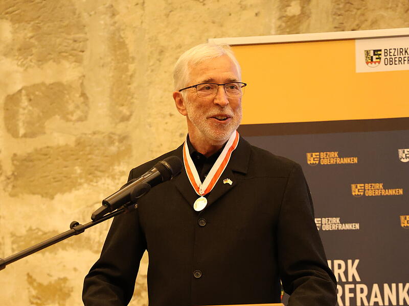 Michael Genniges erhält oberfränkische Bezirksmedaille in Silber Michael Genniges erhält oberfränkische Bezirksmedaille in Silber