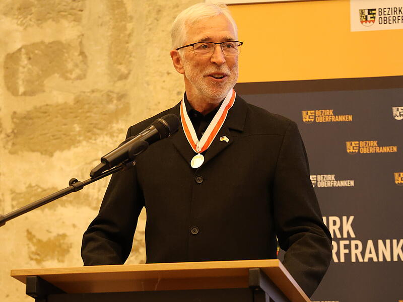 Michael Genniges erh&auml;lt oberfr&auml;nkische Bezirksmedaille in Silber