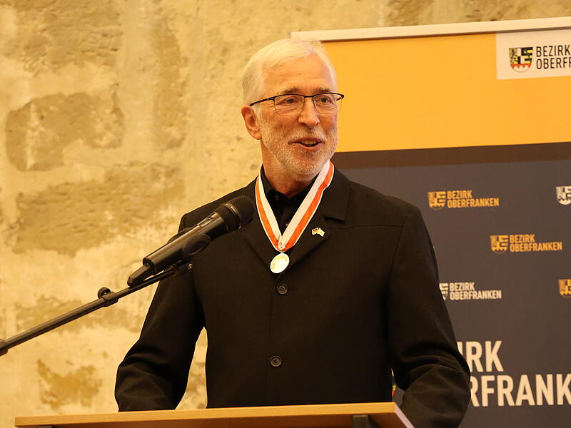 Michael Genniges erh&auml;lt oberfr&auml;nkische Bezirksmedaille in Silber