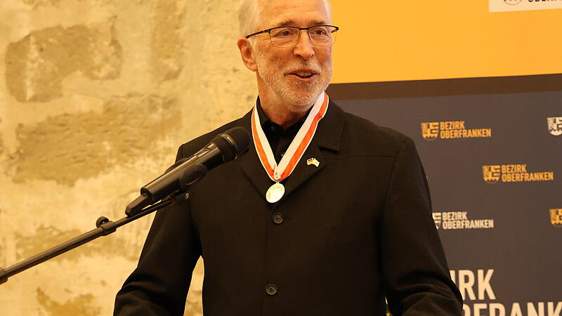 Michael Genniges erhält oberfränkische Bezirksmedaille in Silber Michael Genniges erhält oberfränkische Bezirksmedaille in Silber