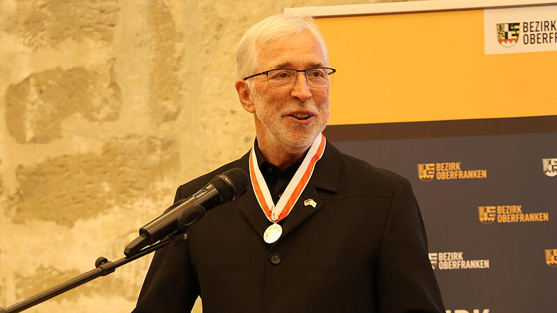 Michael Genniges erh&auml;lt oberfr&auml;nkische Bezirksmedaille in Silber