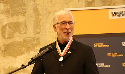 Michael Genniges erh&auml;lt oberfr&auml;nkische Bezirksmedaille in Silber