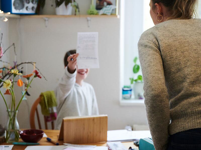 Mutter hilft bei den Hausaufgaben Mutter hilft bei den Hausaufgaben
