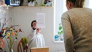 Mutter hilft bei den Hausaufgaben Mutter hilft bei den Hausaufgaben