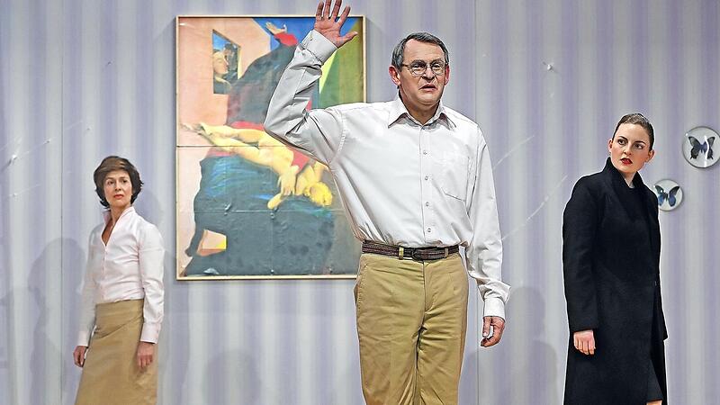 Edwards (Florian Walter) Welt bricht zusammen. Gattin Maureen (Katharina Brenner, li.) und Tochter Anna sind Katalysatoren des Prozesses.