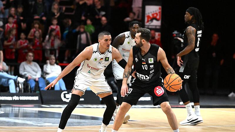 Der neue BBC-Kapit&auml;n Philip Jalalpoor (links) h&auml;lt den fr&uuml;heren Bayreuther Spielf&uuml;hrer Bastian Doreth vom Korb fern.