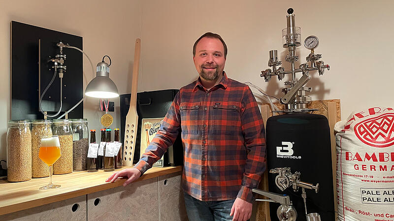 Fabian Barcsik zuhause in seinem Braukeller