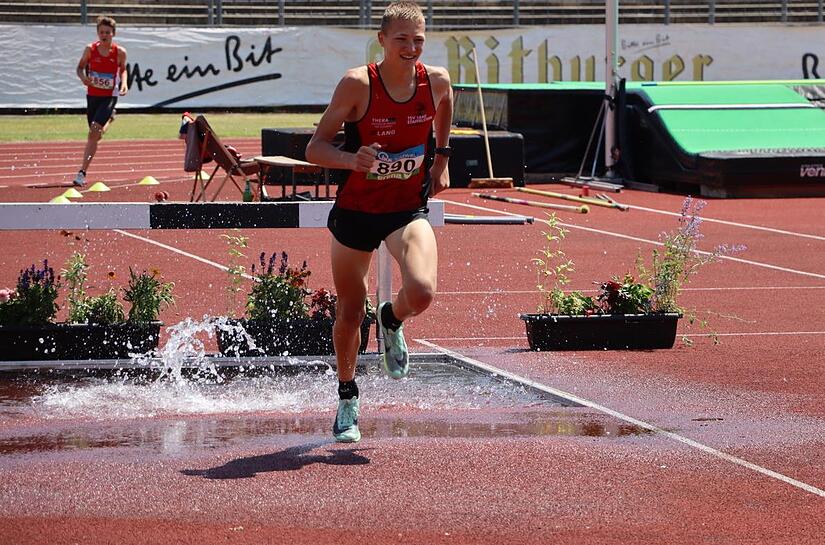 Der Staffelsteiner Noah Möller läuft in Stuttgart über 1500 Meter mit vier Hindernissen und einem Wassergraben pro Runde um den deutschen Titel der M15.