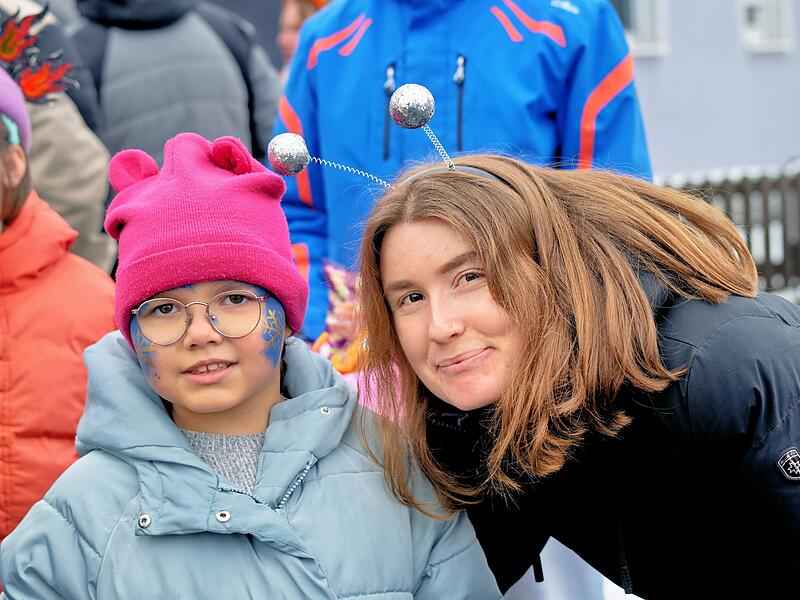 Trotz Schneefall herrschte beim Kinderfaschingsumzug in Ro&szlig;dorf eine super Stimmung.